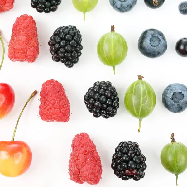 farklı sulu çilek beyaz bir arka plan üzerinde satırlardaki koyulur