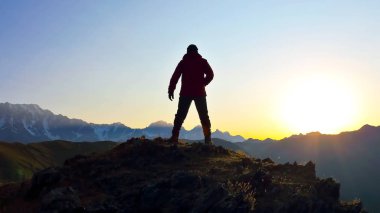 dağ yüzünde sunris için ayakta adam silüeti