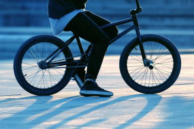 sidewal üzerinde hareket kentsel bisikletçi