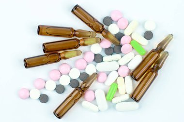 tıbbi tabletleri, ampul beyaz arka plan üzerinde enjeksiyonları için