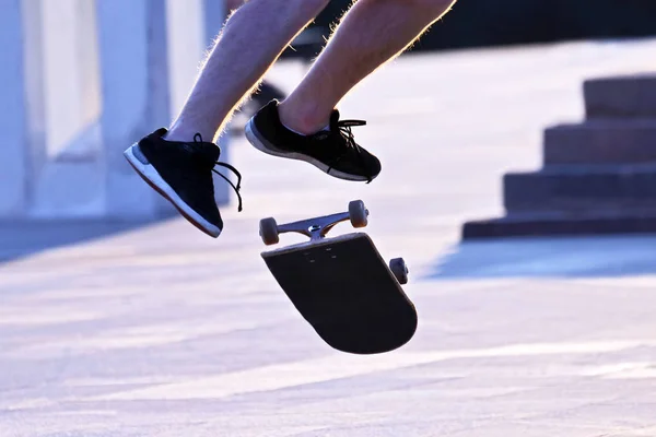 Saltare Ciotola Ragazzo Uno Skateboar — Foto Stock
