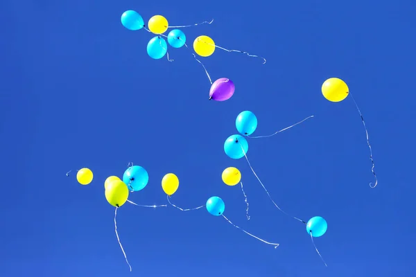 Balões Multicoloridos Voando Céu Azul — Fotografia de Stock