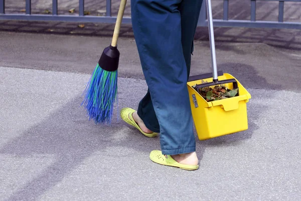 Vaktmästaren Svepte Staden Trottoaren Från Fallna Löven — Stockfoto