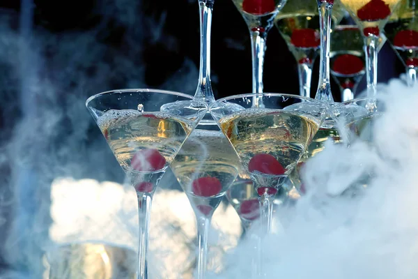 Molti Dei Bicchieri Champagne Impilati Uno Sopra Altro — Foto Stock