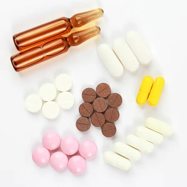 Medikamententabletten Ampullen Für Injektionen Auf Weißem Hintergrund — Stockfoto