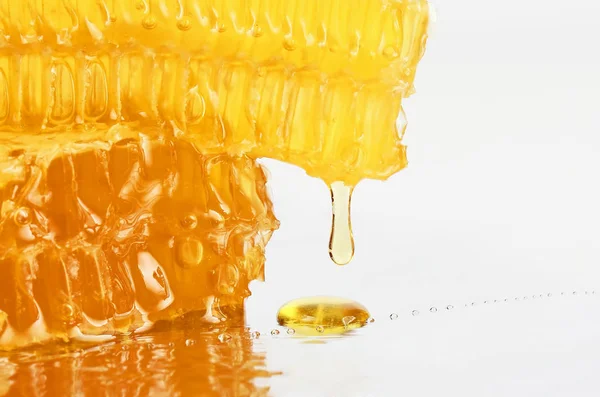 Honing Die Voortvloeien Uit Honingraten — Stockfoto