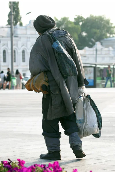 Ein Obdachloser Läuft Über Den Stadtplatz — Stockfoto