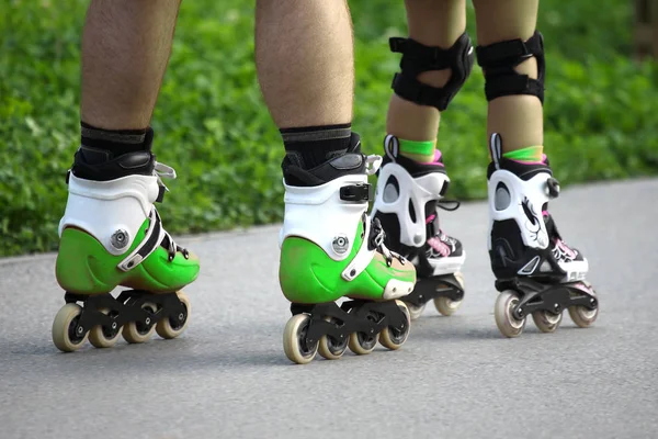 Dois Pares Pernas Patins — Fotografia de Stock