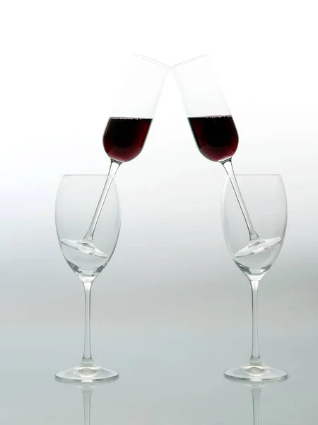 Bicchieri Con Vino Rosso Sfondo Chiaro — Foto Stock