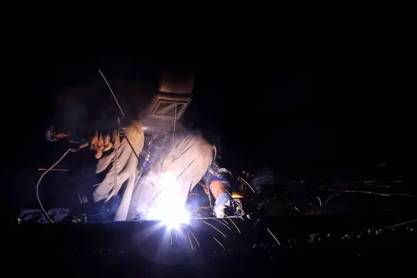 Soldador Trabalhador Soldagem Construção Metal — Fotografia de Stock