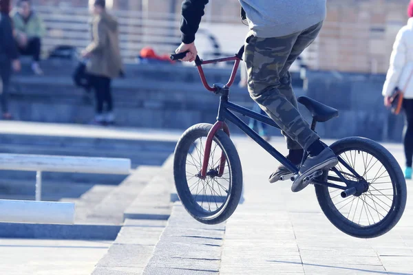 Street Cyclist Jumps Bicycl — Stock Photo, Image