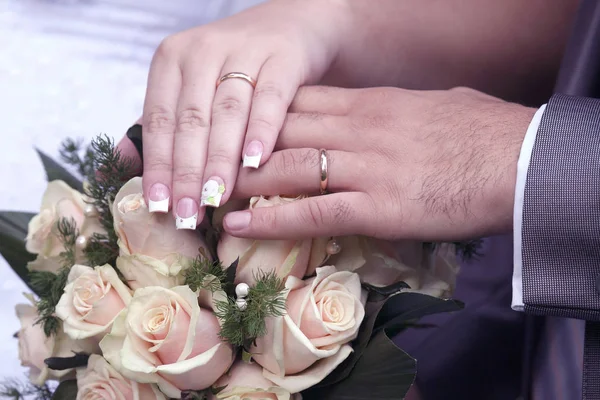 Mãos Noiva Noivo Perto Buquê Casamento — Fotografia de Stock