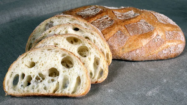 Φέτες Άσπρο Ψωμί Ξαπλωμένη Στο Άχυρο Γκρι Λινό Tableclot — Φωτογραφία Αρχείου