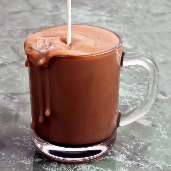 Leche Vertida Encima Una Taza Café Negro — Foto de Stock