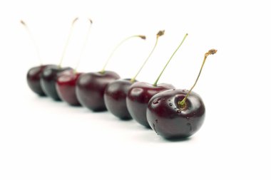 Beyaz adam üzerinde çilek kiraz