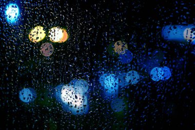 ıslak cam gece ışık yansıması