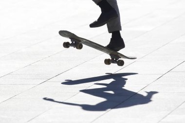 Genç bir adam bir kaykay üzerinde atlamak