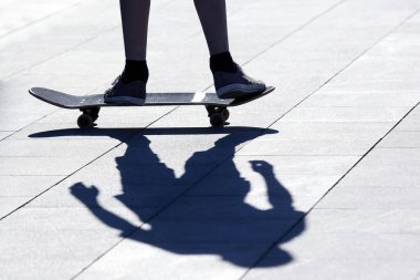 bir silindir tahta üzerinde inişli çıkışlı bir adamın bacaklar