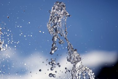 Bulanık arkaplanda bir çeşmenin soyut figürü