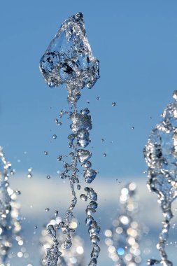 Bulanık arkaplanda bir çeşmenin soyut figürü