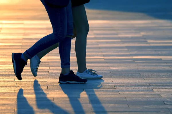 Nogi Dwóch Ludzi Chodzących Tle Światła Słonecznego — Zdjęcie stockowe
