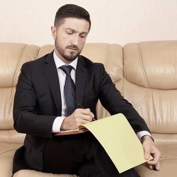 genç işadamı belgeyle çalışma