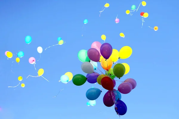 Muitos Balões Multicoloridos Voando Céu Azul — Fotografia de Stock
