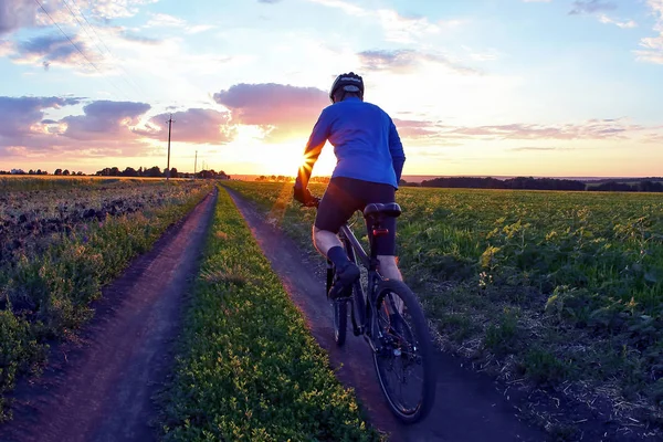 Radler Fährt Bei Sonnenuntergang Mit Dem Fahrrad Auf Einem Radweg — Stockfoto