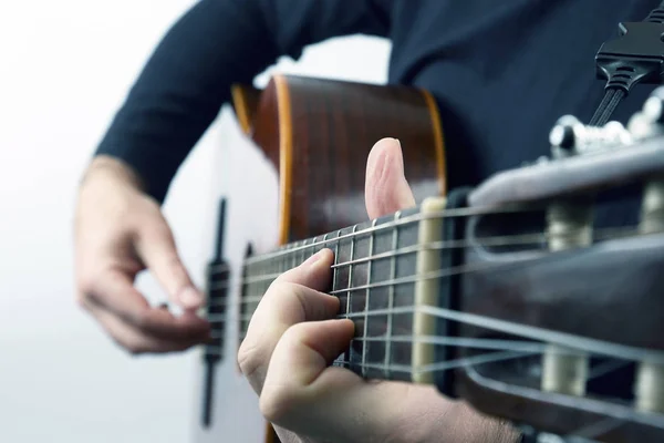 Manos Del Músico Tocando Guitarra Clásica —  Fotos de Stock
