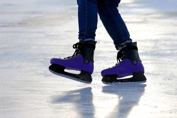 Pés Sobre Patins Uma Pessoa Rolando Sobre Rin Gelo — Fotografia de Stock