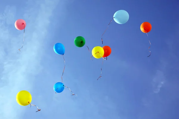 Bunte Luftballons Fliegen Den Blauen Himmel — Stockfoto