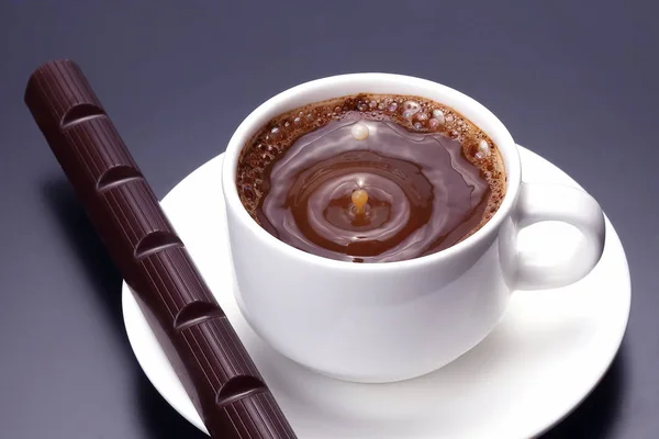 Taza Blanca Con Café Negro Chocolate Platillo — Foto de Stock