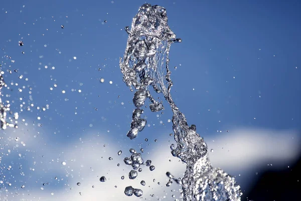 Bulanık arkaplanda bir çeşmenin soyut figürü