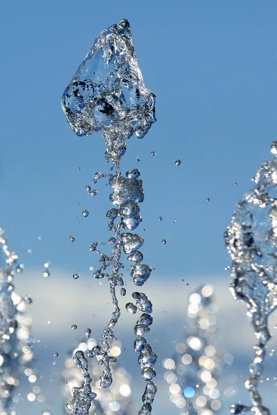 Bulanık arkaplanda bir çeşmenin soyut figürü