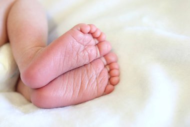 Uyuyan yeni doğmuş bir bebeğin ayakları.