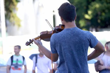 adam keman sokak insanlar için çalış.