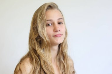 bir genç kızı hafif bir adam portresi