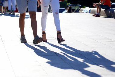 gün batımında yürüyüş insanların bacaklar