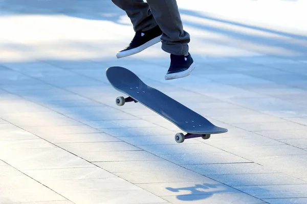 Springen Van Een Jongeman Een Skateboard — Stockfoto