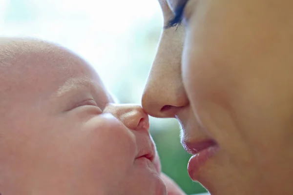 Portret Śpiący Newborn Niemowlęcia Matka Zamknij — Zdjęcie stockowe