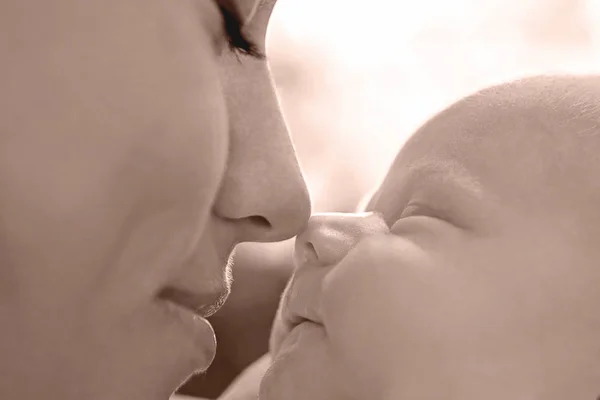 Retrato Bebé Recién Nacido Dormido Con Una Madre Close — Foto de Stock