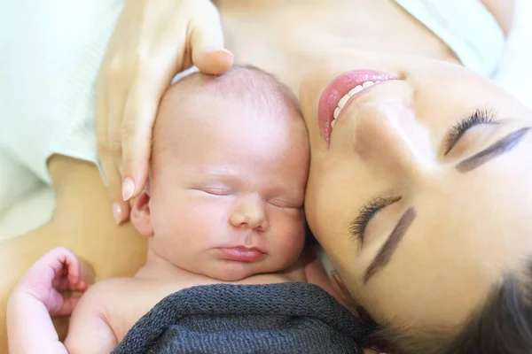 Bebé Recién Nacido Dormido Con Una Madre — Foto de Stock