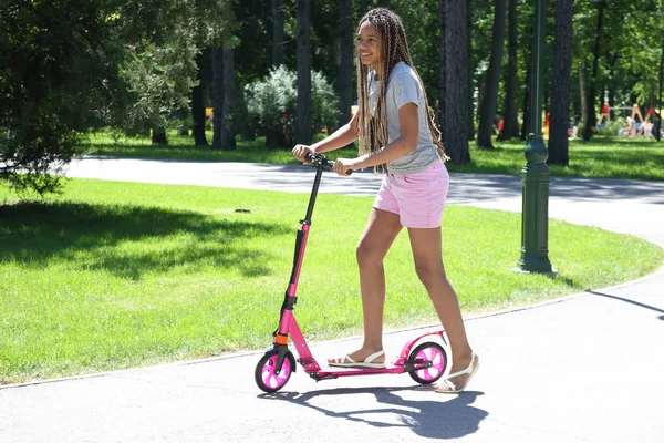 uzun saçlı bir scoote sürme siyah kız