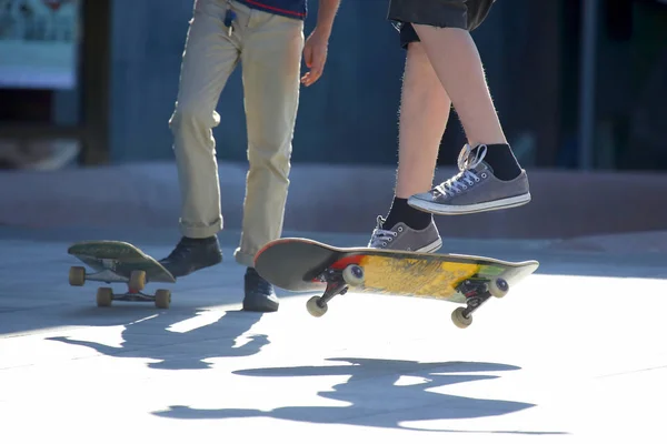 Junge Leute Auf Dem Skateboard — Stockfoto