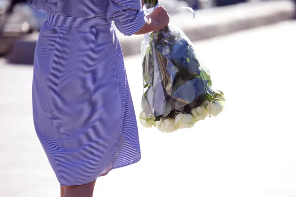 Mädchen Einem Blau Gestreiften Kleid Kommt Mit Einem Strauß Weißer — Stockfoto