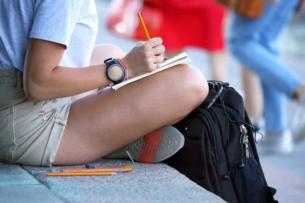 Girl Draws Notebook Sitting Pavement — Stock Photo, Image