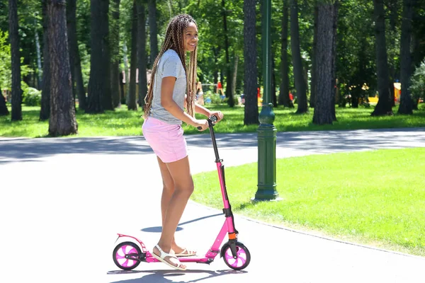 Black Girl Long Hair Riding Scooter — Stock Photo, Image