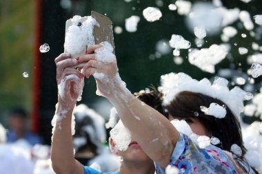 insanlar bir selfie bir cep telefonu ile bir konserde sabunlu köpük almak