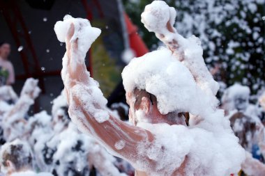 festival diskoda sabunlu bir köpük erkekte
