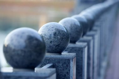 yuvarlak top ile uzun mermer sütun